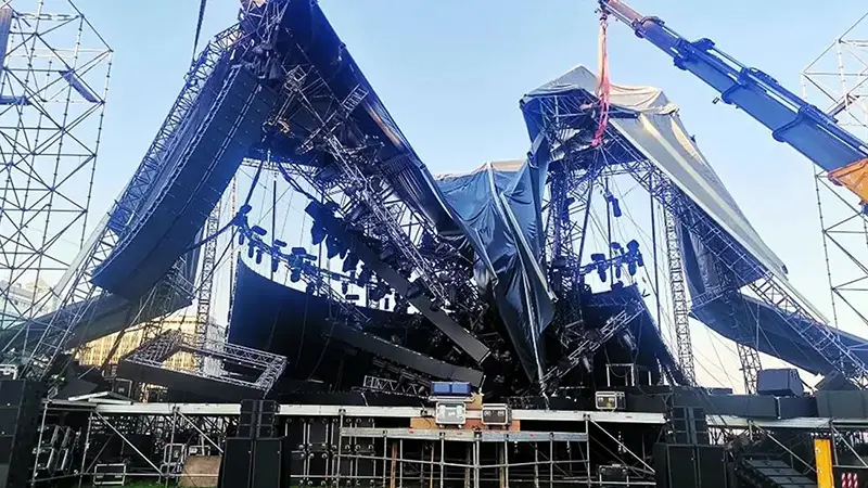 صحنه خراب شده کنسرت تارکان در جشن صد سالگی آزادی ازمیر